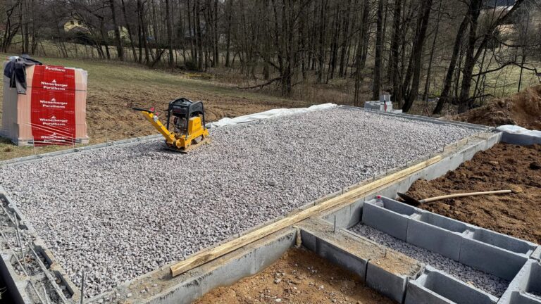 Hutnění štěrku vibrační deskou