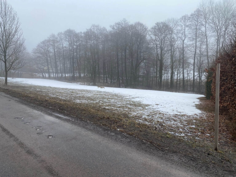 Základová deska domu zasazená do okolní krajiny